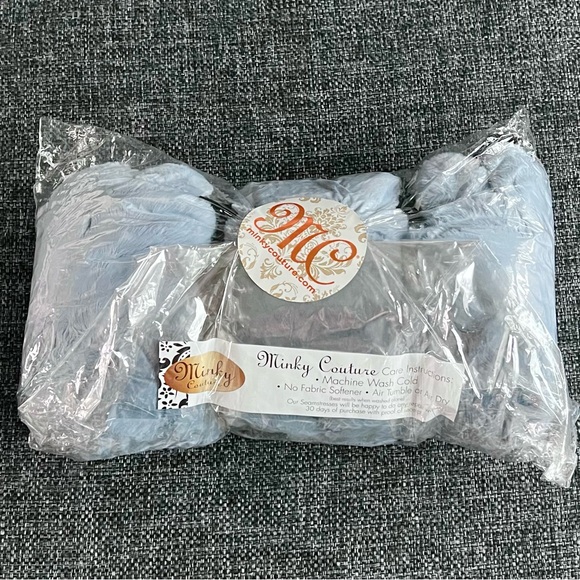 NWT Minky Couture Blue Hugs Blanket- Travel Size - Picture 4 of 5
